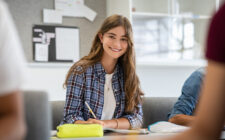 Aluna do ensino médio sorrindo.