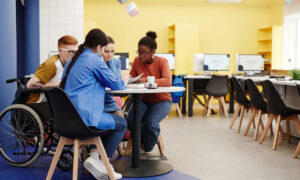 Jovens do ensino médio reunidos na escola.