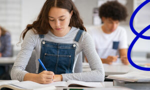 Sala de aula com alunos fazendo simulado.