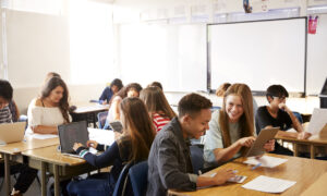 Sala de aula durante aula do ensino médio.