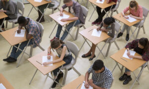 Visão elevada dos alunos fazendo um exame.