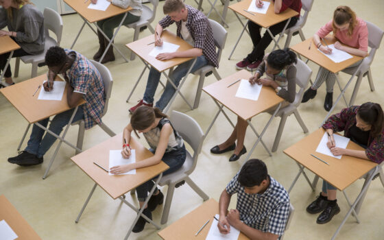 Visão elevada dos alunos fazendo um exame.