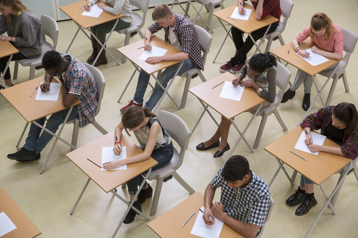 Visão elevada dos alunos fazendo um exame.